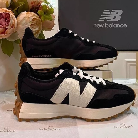 NEW BALANCE 327 Womens ~various sizes~ Sneakers Shoes Black/White Leather Logo - Picture 5 of 16